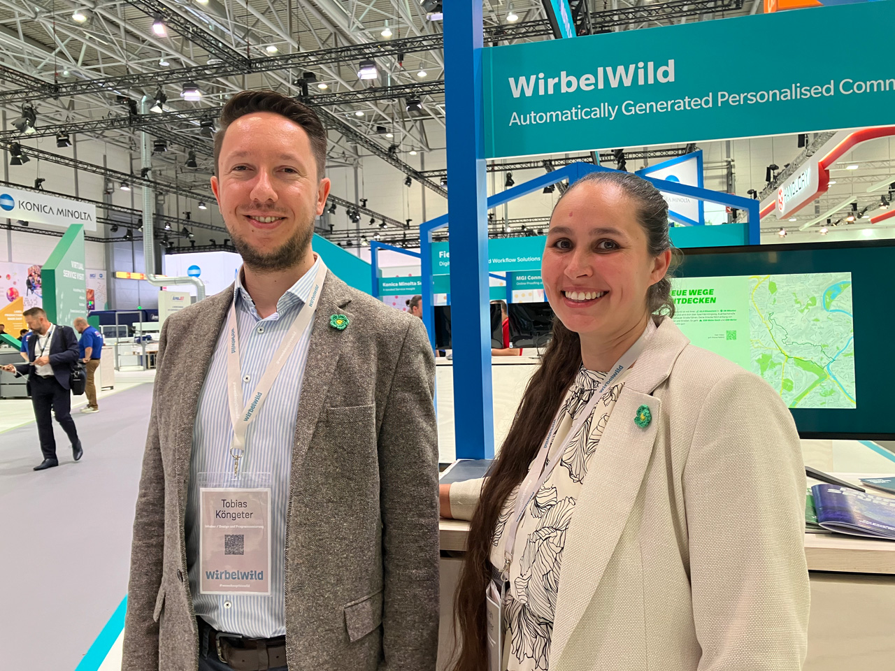 WirbelWild war als Partner von Konica Minolta auf der drupa dabei. Unsere Geschäftsführenden Tobias und Deborah Köngeter machten die Anwendung ManyPrint Solutions erlebbar.